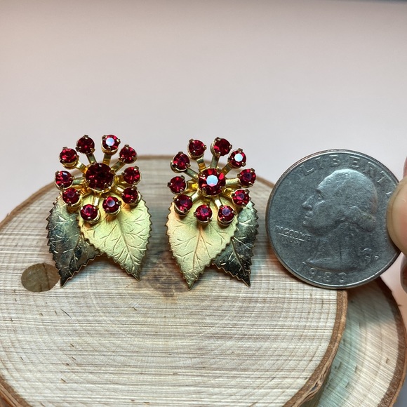 Vintage Costume Screw Back Earrings Stamped Gold Leaves Ruby Red Rhinestones - Picture 5 of 5